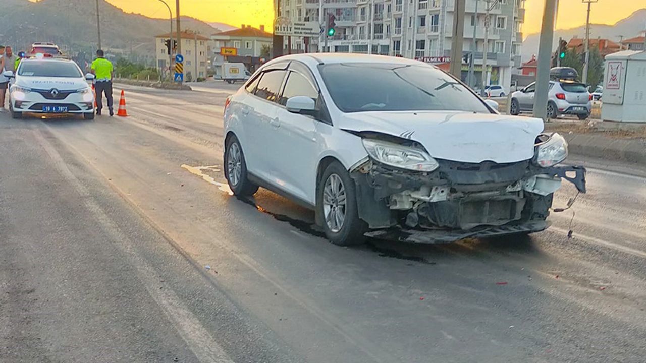 Kırmızı ışıkta bekleyen otomobile başka bir araç çarptı: 2 yaralı