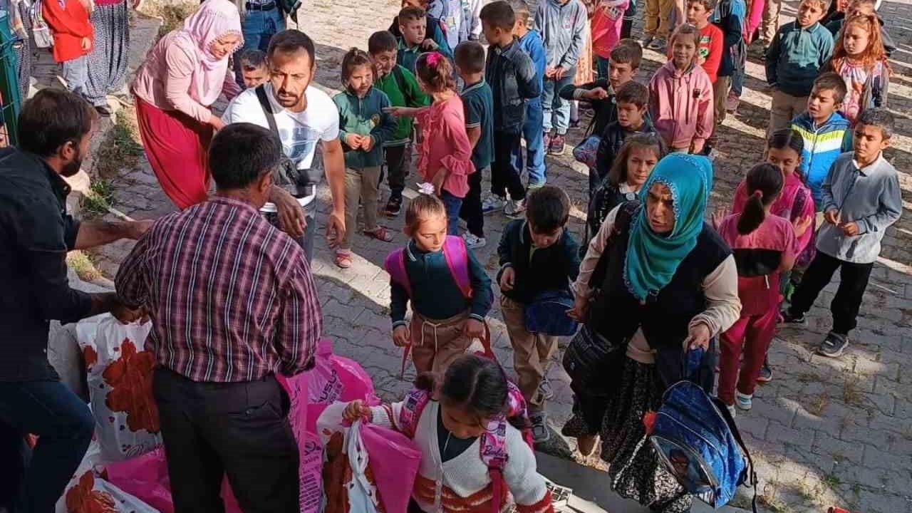 Öğrencilerin kırtasiye ihtiyaçlarını hayırsever aile giderdi