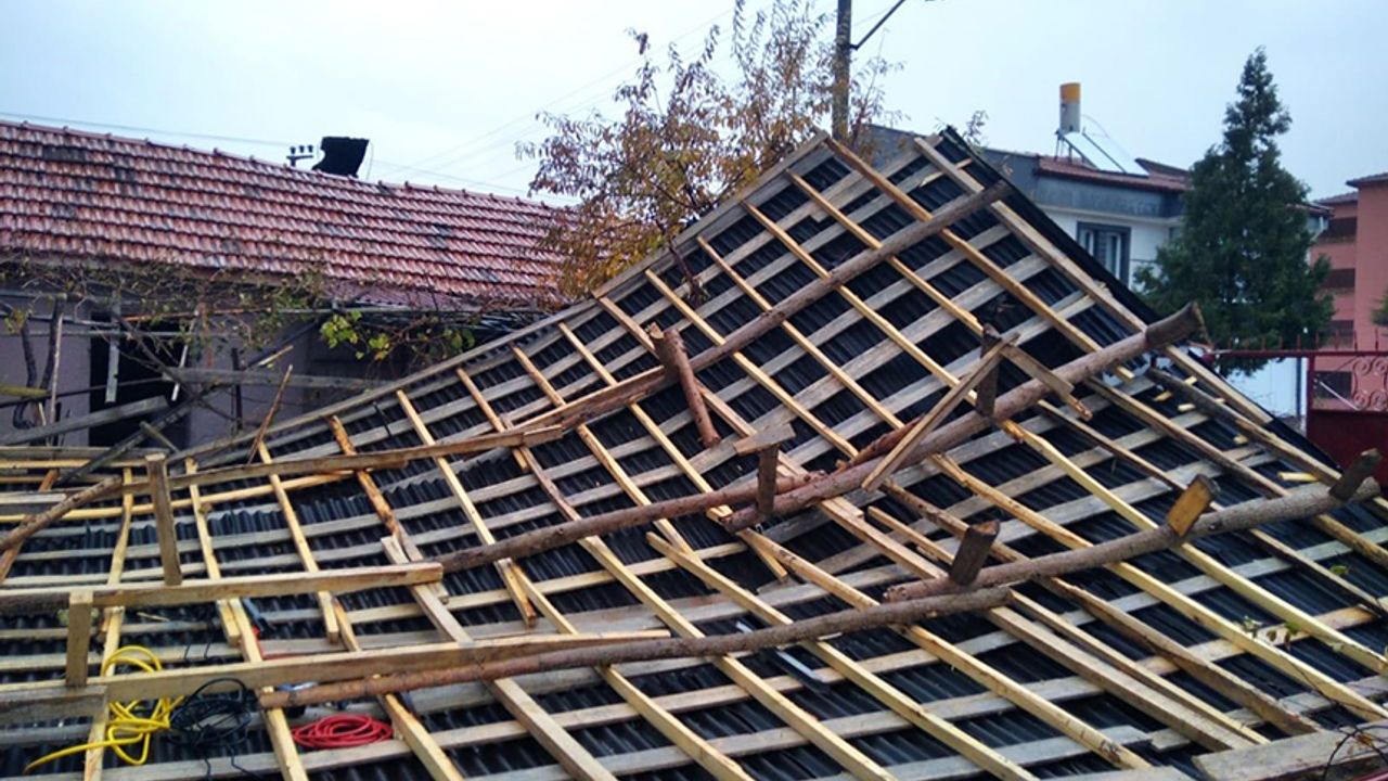 Alaca'da fırtına çatıları uçurdu