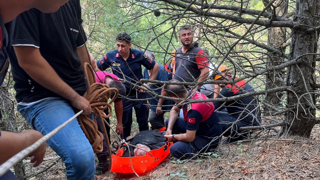 Amasya'da dere yatağına düşen kişiyi AFAD ve itfaiye ekipleri kurtardı