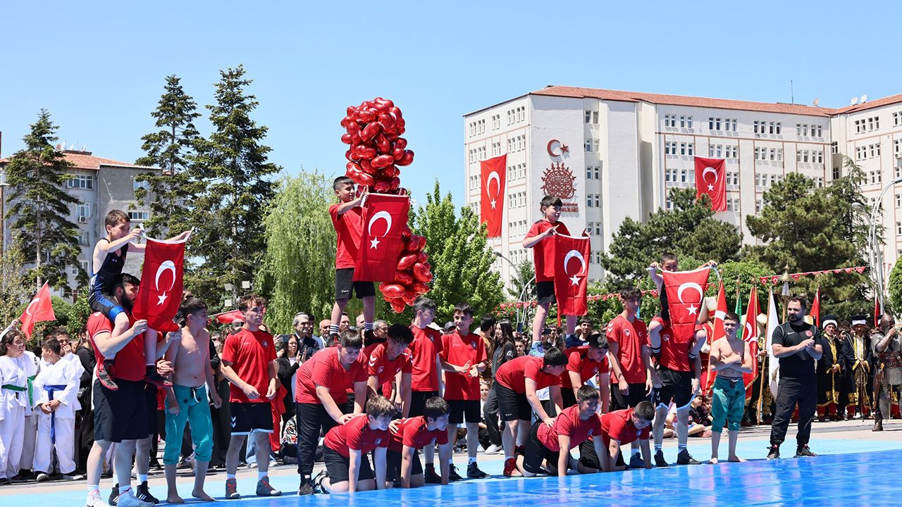 Çorum'da 19 Mayıs coşkusu Kadeş Meydanı'nı sardı: Genç yetenekler göz kamaştırdı!