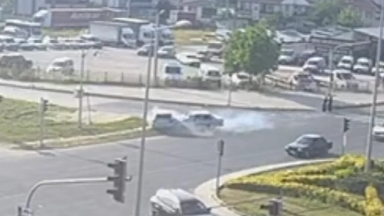 Düzce'de ışıklı kavşakta kaza