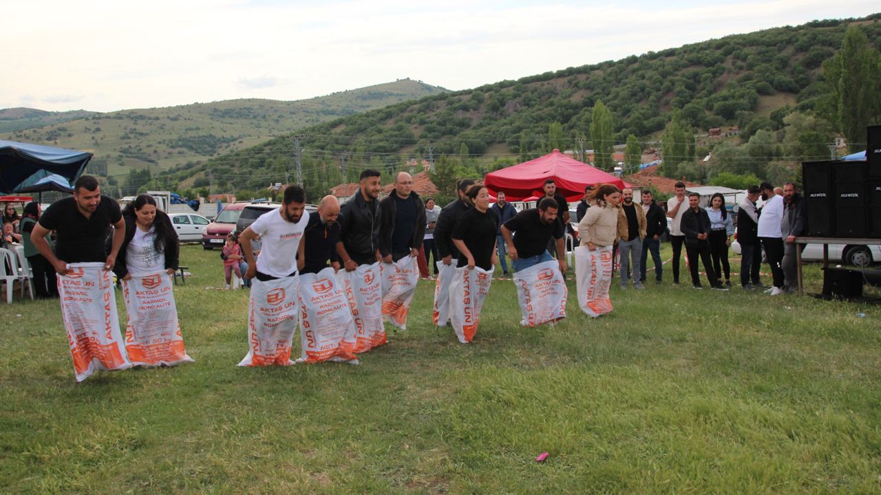 Çorum Narlık Köyü’nde Renkli Şenlik: Halat Yarışı, Yüz Boyama, Halk Oyunları