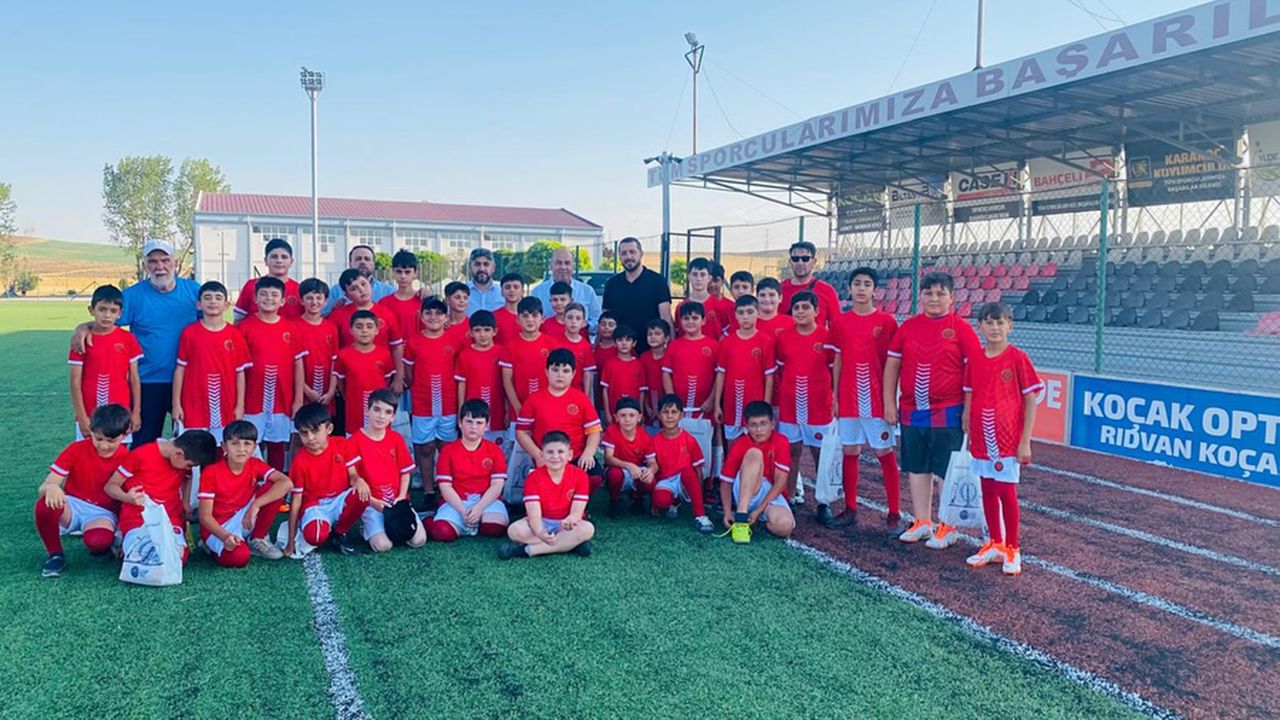 Alaca Belediyesi’nden geleceğin yıldızlarına destek: Yaz Futbol Okulu’nda forma dağıtımı yapıldı