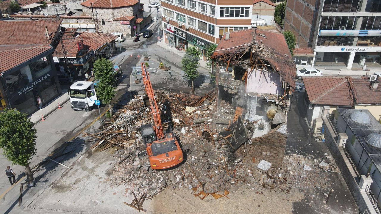 Ulu Cami'nin önünü yıllardır kapatan o son binalar da artık yıkılıyor! Başkan Aşgın müjdeyi verdi, şehir meydanı tamamen gün yüzüne çıkıyor!