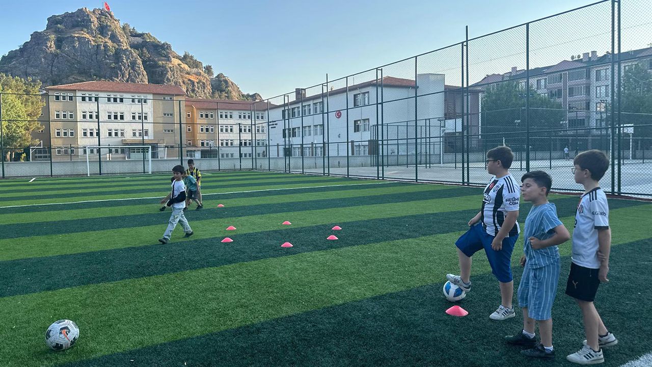 Osmancık'ta eğitime spor takviyesi: 4 okula 4 halı saha!