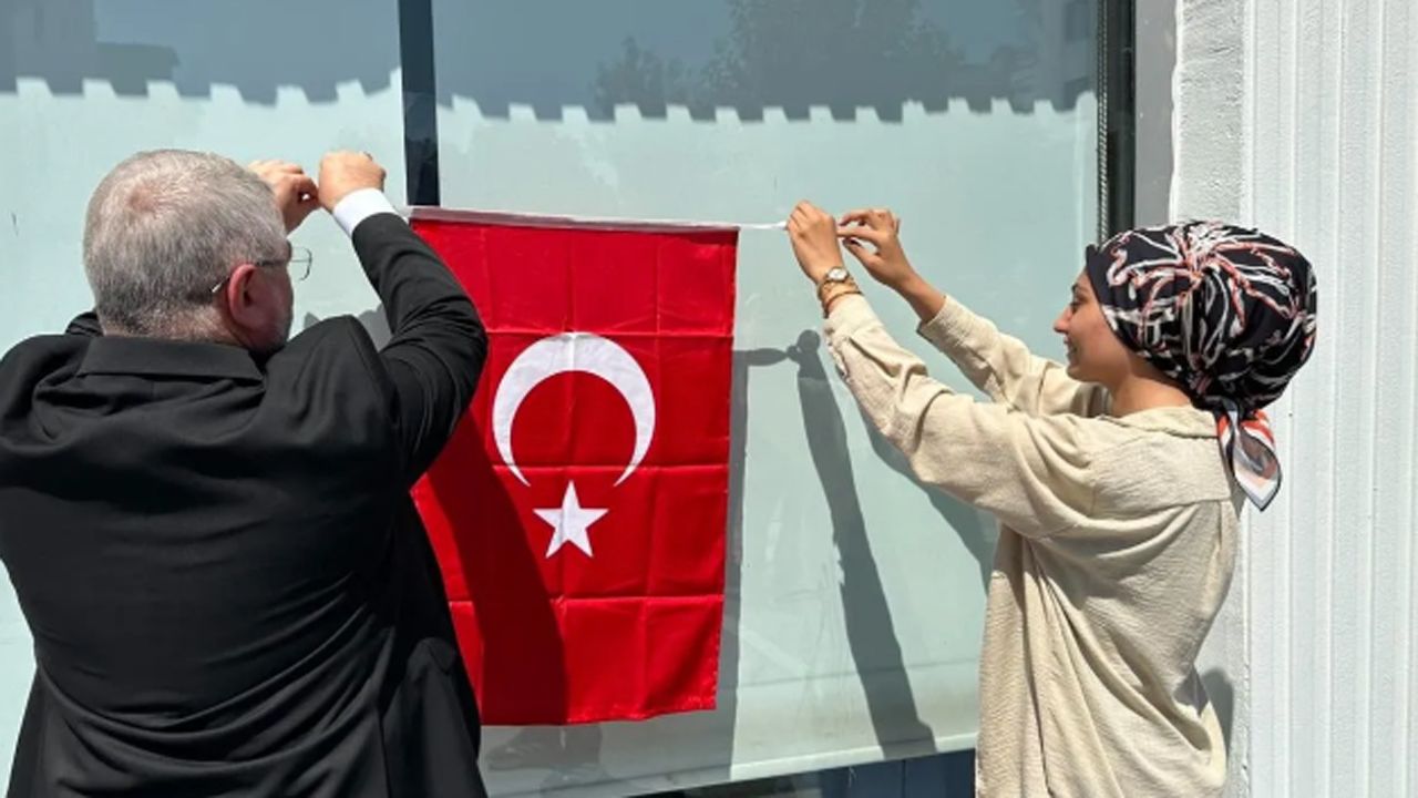 Başkan Aşgın’dan esnafa Türk Bayrağı! “Şehrimizi al bayrakla donatıyoruz”
