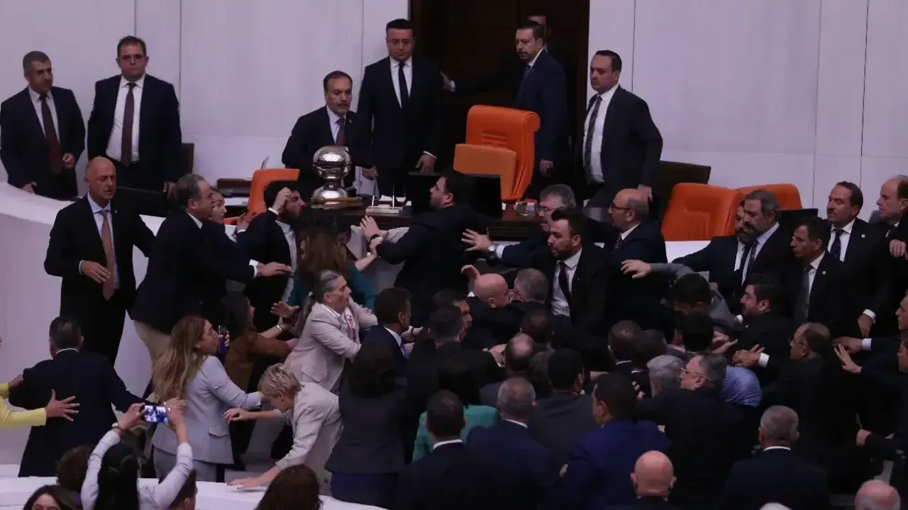 Meclis'te bütçe mesaisi olaylı bitti: Yumruklar havada uçuştu