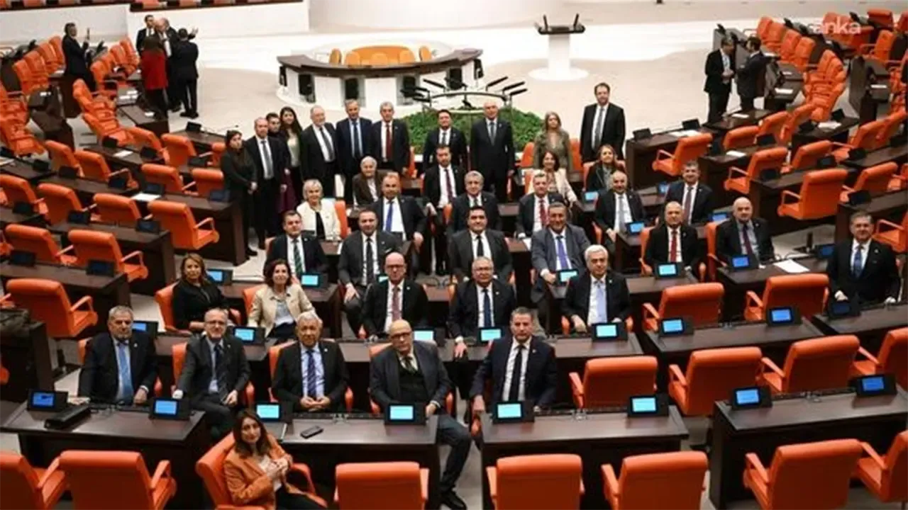Emekli aylıkları için CHP’den Meclis’te dikkat çeken protesto