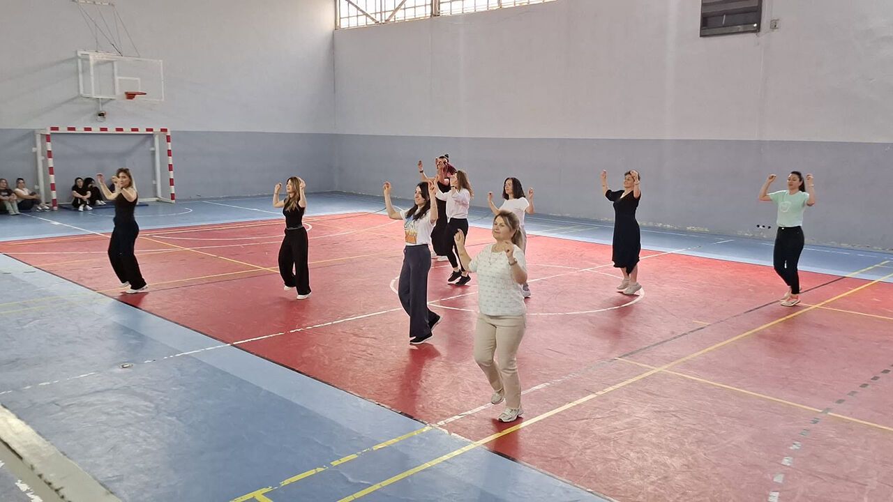 İl Müdürü Çağlar, Maarif Halk Dansları Topluluğunu
