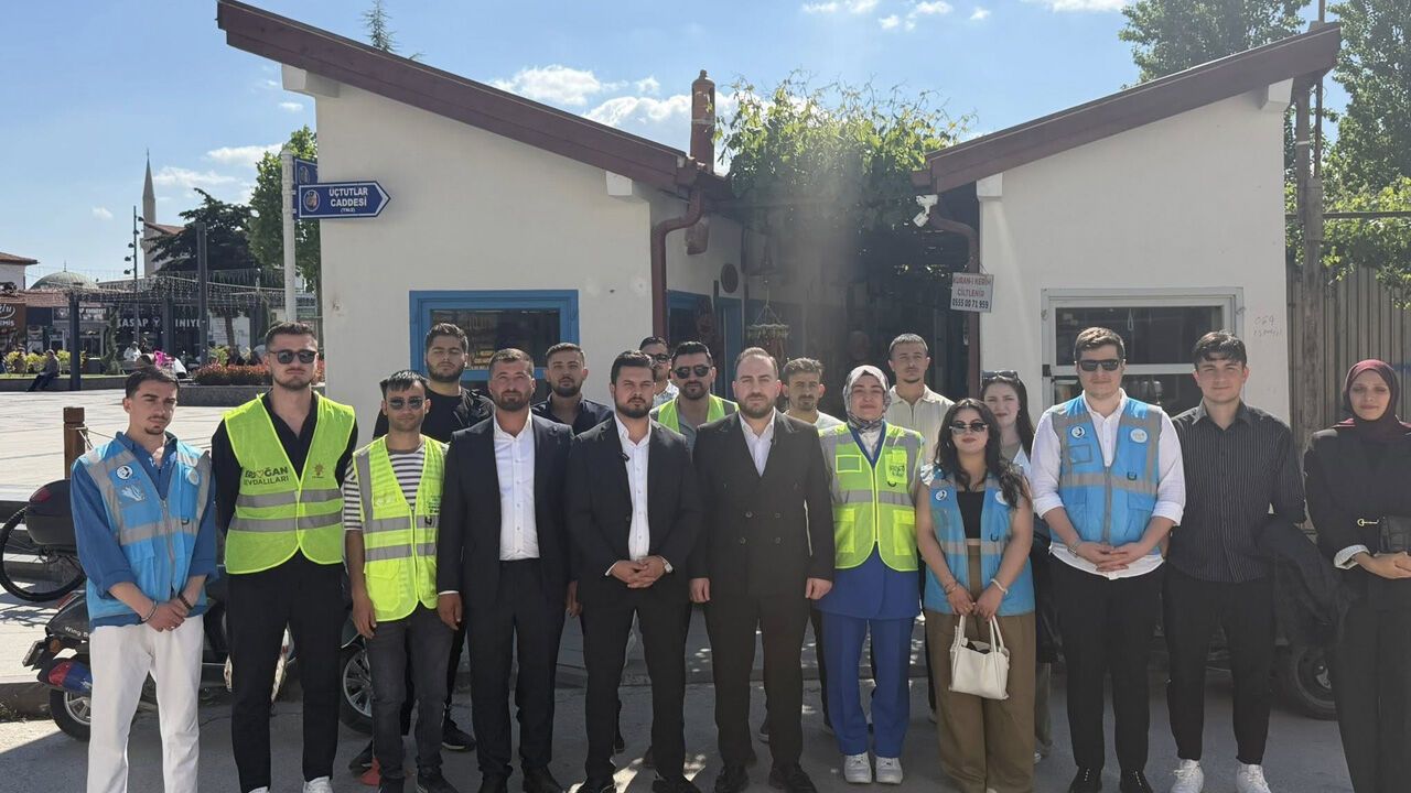 AK Parti Gençlik Kolları'ndan Vatandaşlara Limonata İkramı