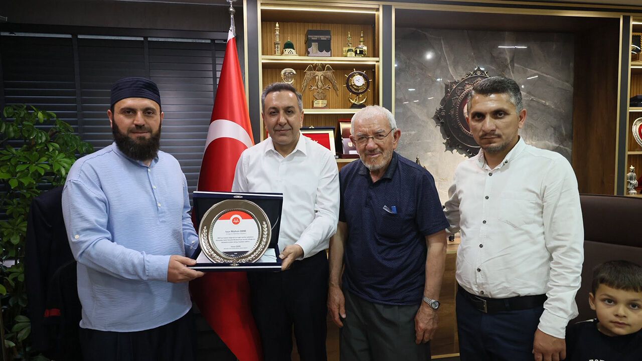 Başkan Muhsin Dere'yi makamında ziyaret ettiler