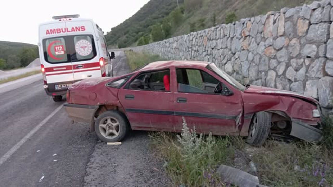 Otomobil istinat duvarına çarptı