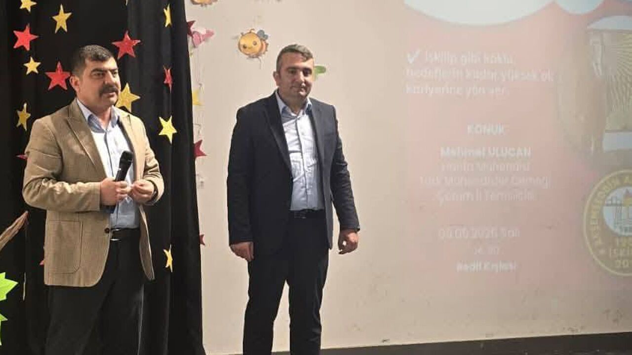 Mehmet Ulucan Akşemsettin Anadolu Lisesi öğrencileriyle bulu