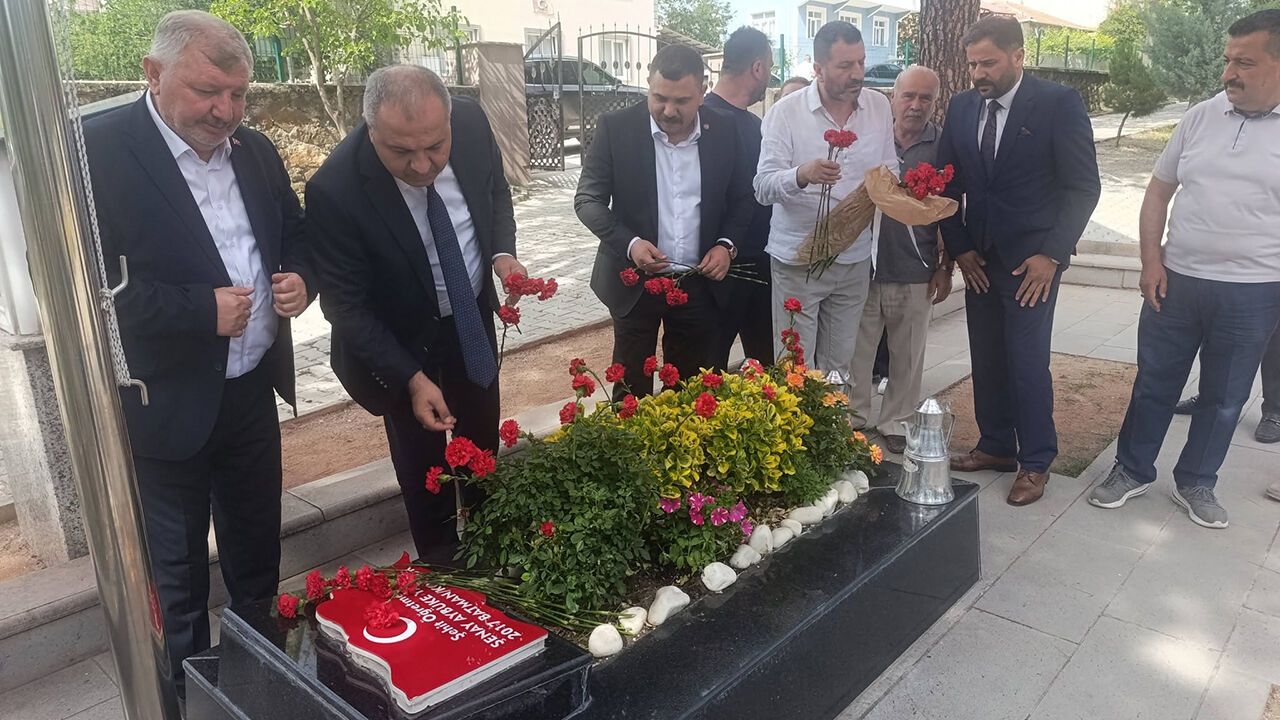 MHP heyeti Şehit Öğretmen Şenay Aybüke Yalçın'ı ka