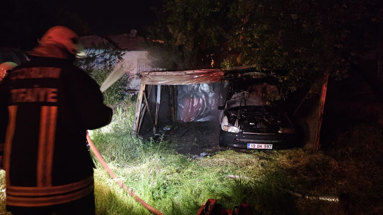 Park halindeki otomobil alev alev yandı! Sahibinin iddiası s