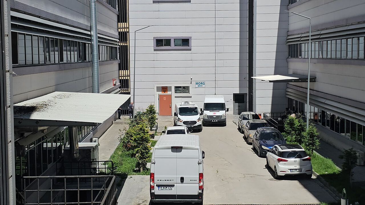 Çorum'da otomobil devrildi: Anne öldü, baba ve oğlu yaraland