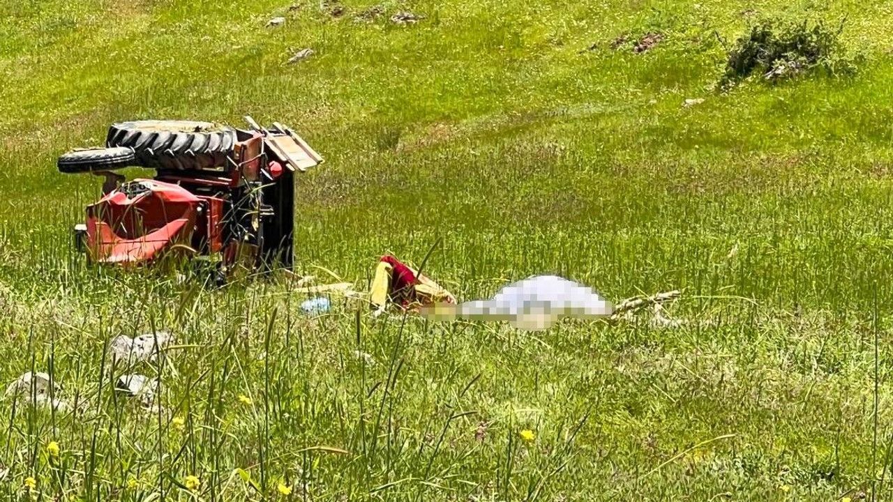 Traktör devrildi, sürücü altında kalarak can verdi