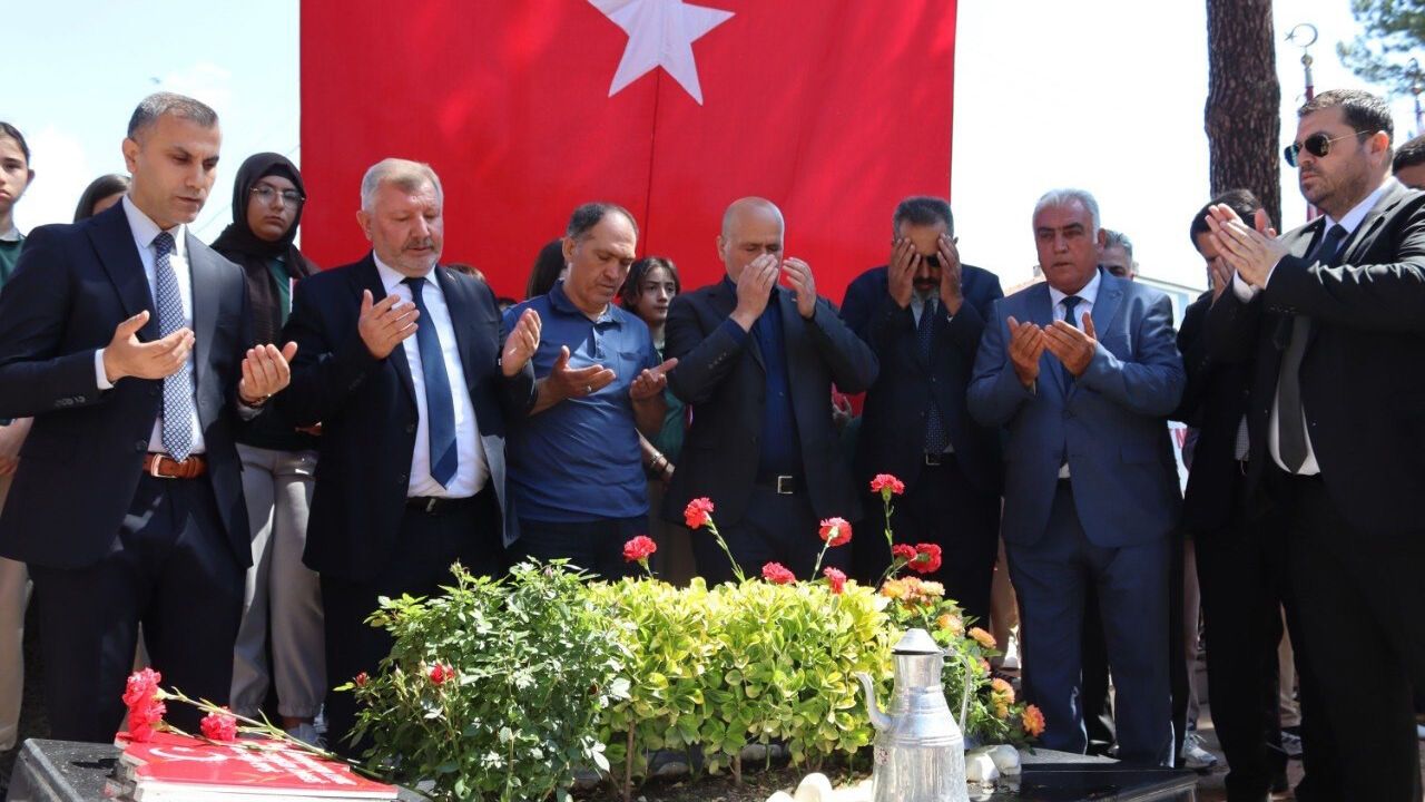 Şenay öğretmen şehadetinin 9. yıl dönümünde kabri başında an