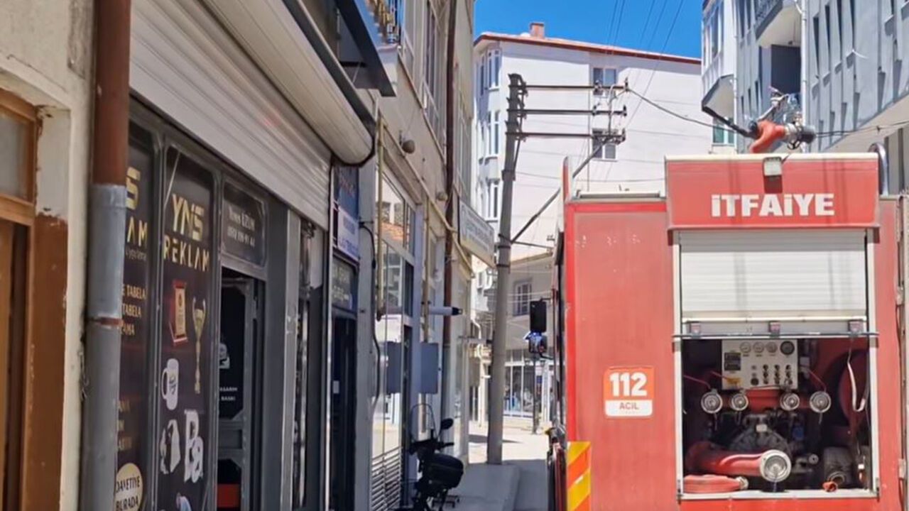 Tarihi handaki çatı yangını korkuttu