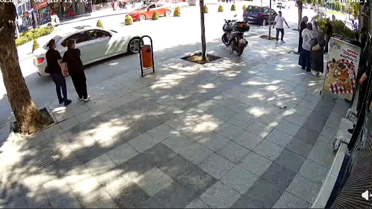 Kaldırımda yürüyen kadınlar ölümden döndü! Bir saniye geç ka