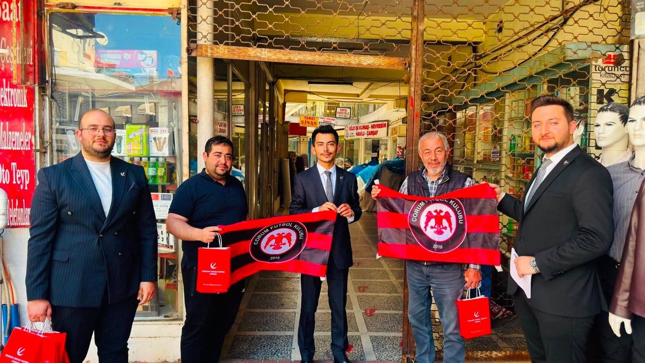 Genç Refah esnaf ziyaretlerinde Çorum FK bayrağı dağıttı