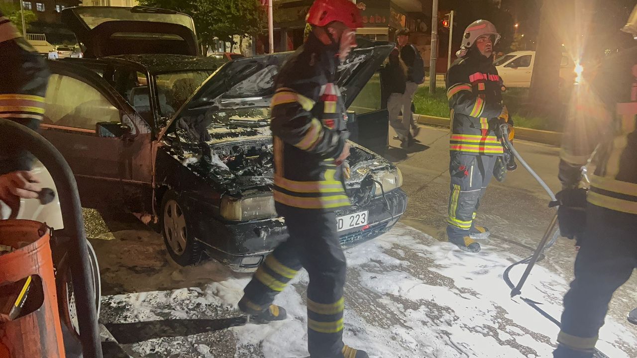 Çorum’da seyir halindeki araç alev aldı! Sürücü so