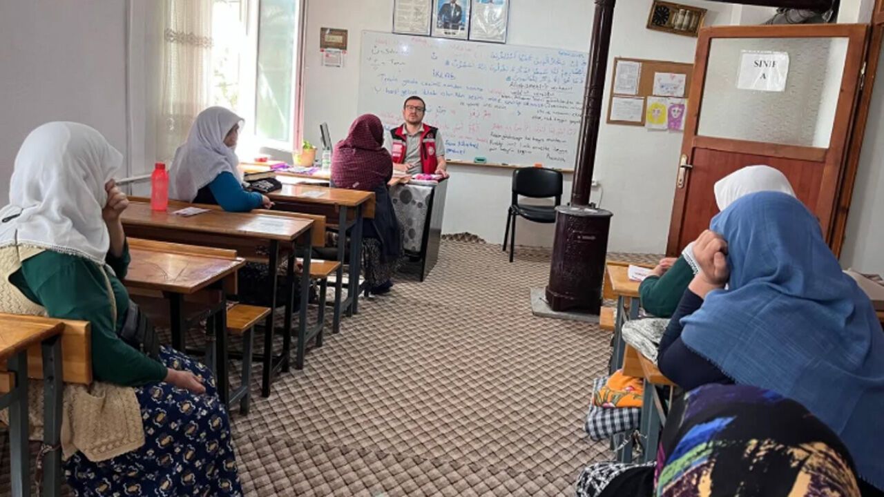 Bayat'ta kursiyerlere şiddetle mücadele ve dijital