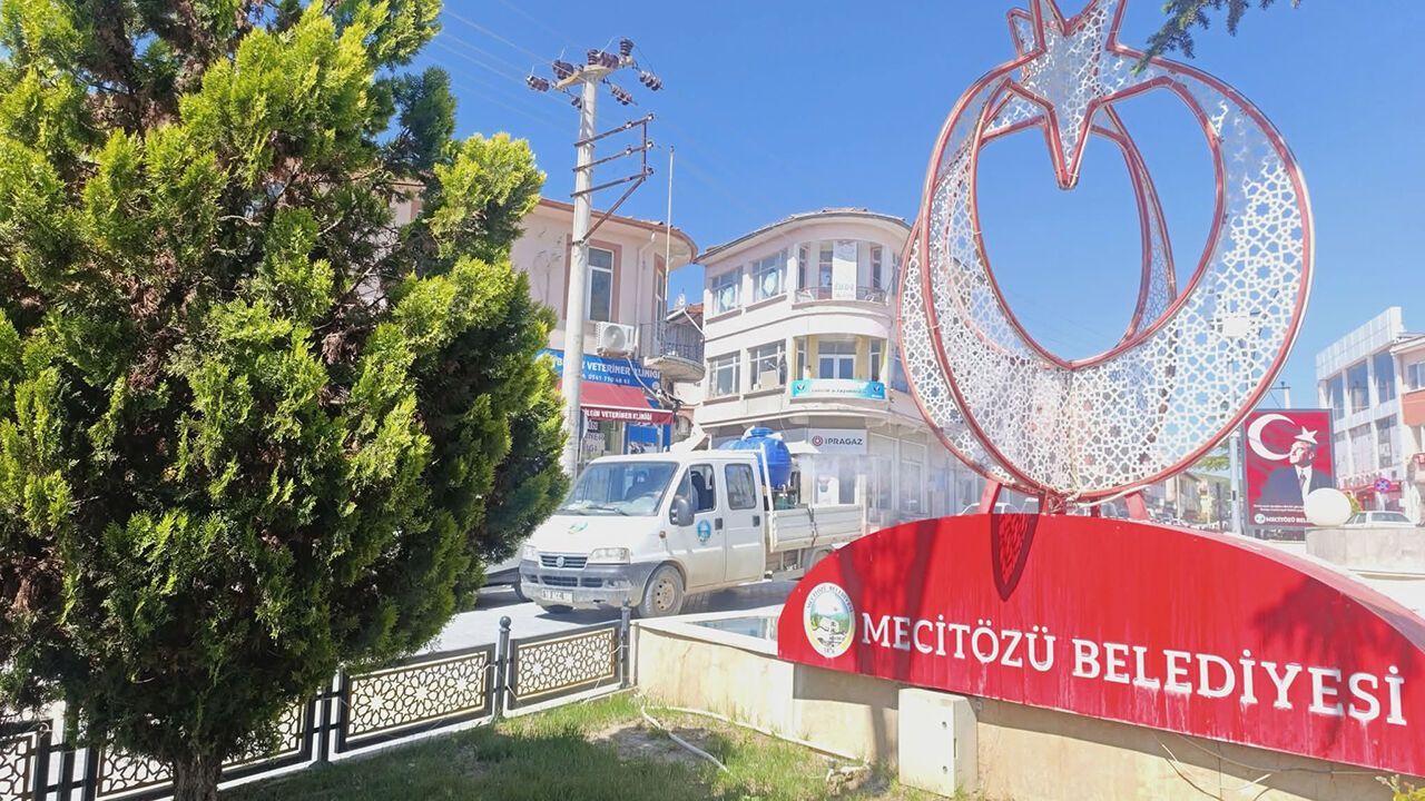 Mecitözü'nde karasinek ve haşereye karşı ilaçlama 