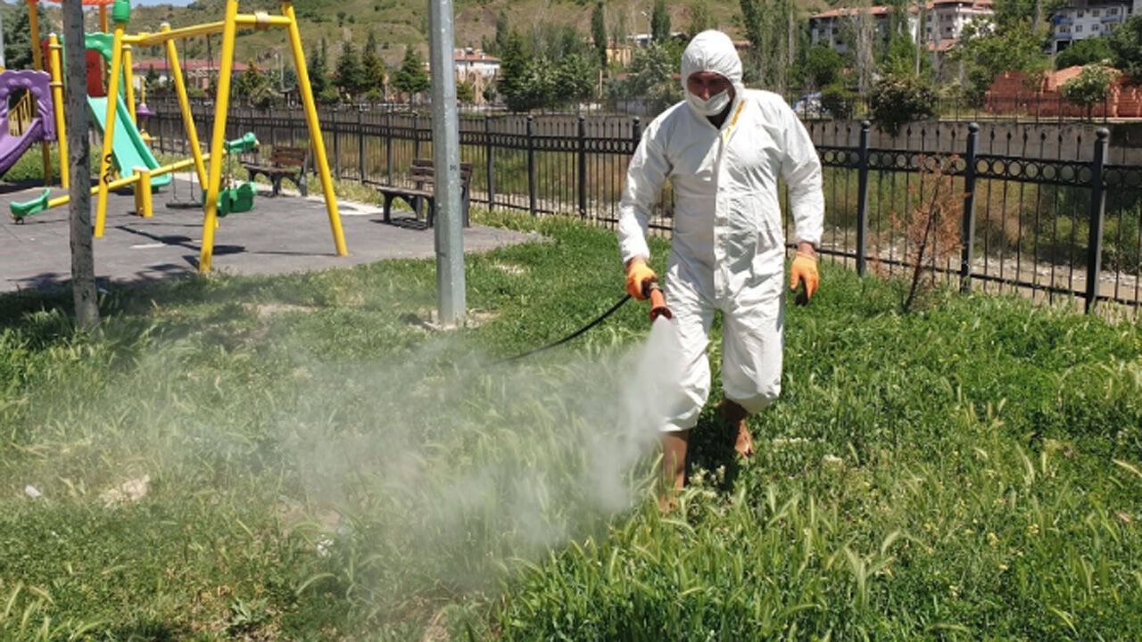 Bayat'ta park ve bahçelerde bakım çalışmaları sürü