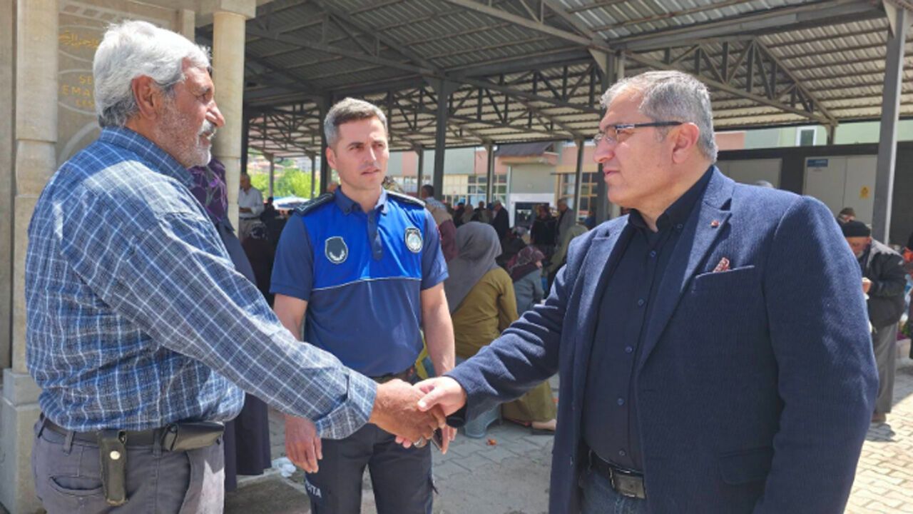 Ahmet Bahadır Ünlü sebze pazarında esnaf ve vatandaşlarla bu