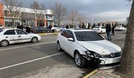 Zincirleme trafik kazası: Yolun karşısına geçmeye çalışan yaya yaralandı