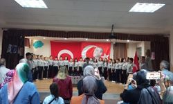 Fatih Sultan Mehmet İlkokulu izcileri and içip fular taktılar