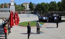 Atatürk Anıtı’na İlköğretim Haftası çelengi