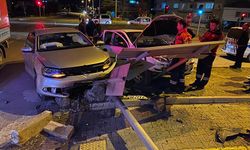 Kavşakta iki otomobil çarpıştı: Kaza anı saniye saniye kaydedildi