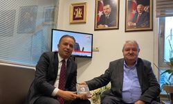 Adnan Türkoğlu, Ahmet Sami Ceylan’a kitabını hediye etti