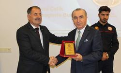 İsmail Gençkurt' tan Avni Çelik'e şükran plaketi