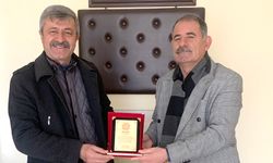 İsmail Gençkurt’tan Arap Kurt’a plaket