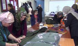 Kadınlar depremzedeler için kışlık kıyafet üretiyor