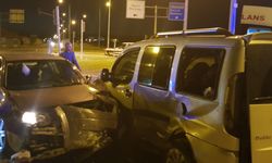 Alaca'da otomobil ile hafif ticari araç çarpıştı: 3 yaralı