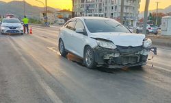 Kırmızı ışıkta bekleyen otomobile başka bir araç çarptı: 2 yaralı