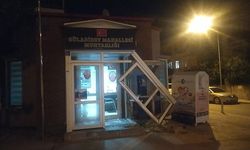 Çorum'da kontrolden çıkan otomobil Muhtarlık Binasına çarptı!