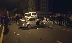 Kontrolden çıkan otomobil park halindeki otobüse çarptı: 1 yaralı