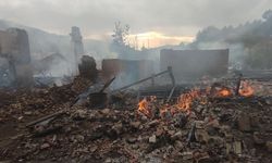 Çorum'da köy yangını: 3 ev ile 6 samanlık yandı