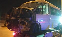 Minibüs ve otomobil çarpıştı: 4 yaralı