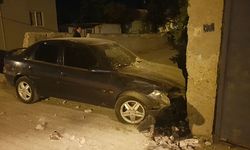 Çarpışan iki otomobil evin duvarına çarparak durdu