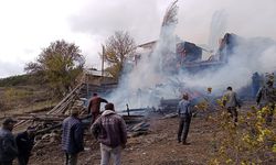 İskilip'te yangın: Köydeki ev ve samanlık kül oldu