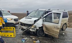 Otomobil ve ticari araç çarpıştı: 5 yaralı
