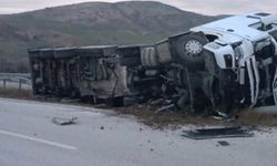 Akaryakıt yüklü tanker devrildi: Çorum-Ankara karayolu trafiğe kapatıldı