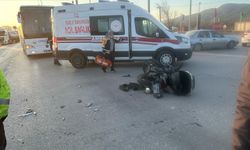 Kırmızı ışıkta geçen motosiklet, otomobille çarpıştı: 1 yaralı